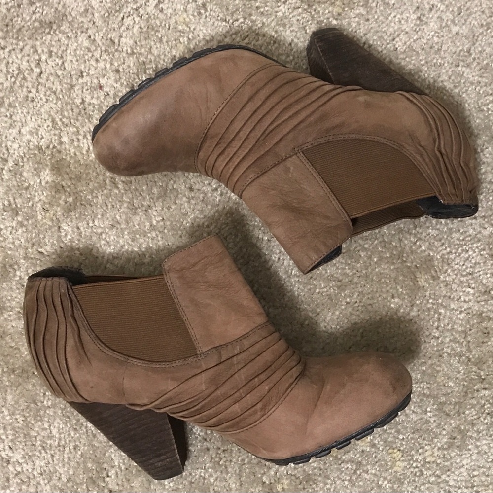 Vince Camuto Bronco Brown suede ankle booties 6.5B